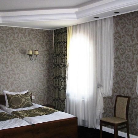 Kera Hotel Nesterenki Bagian luar foto