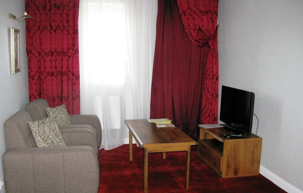 Kera Hotel Nesterenki Ruang foto